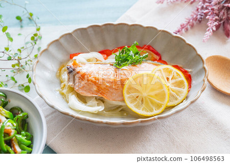 蒸三文魚配扁豆黃油和檸檬 蒸三文魚配扁豆黃油和檸檬 106498563