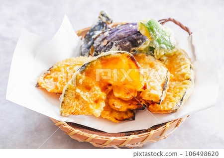 Autumn taste: pumpkin tempura and summer vegetables 106498620
