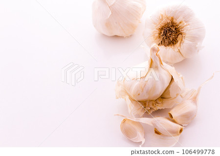 Organic garlic from the local Farmers Market. 106499778