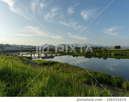 Trains on the Kintetsu Myoji Line crossing the Yamato River early in the morning 106501619
