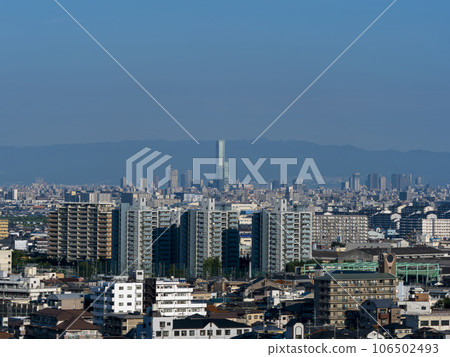 [High resolution] Cityscape of Osaka seen from a hill 106502493