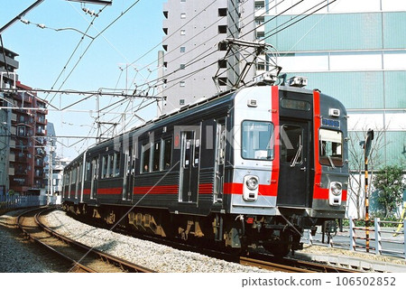 Tokyu Corporation 7600 series on Ikegami Line keeping to Kamata Tokyu Corporation 7600 series on Ikegami Line keeping to Kamata 106502852