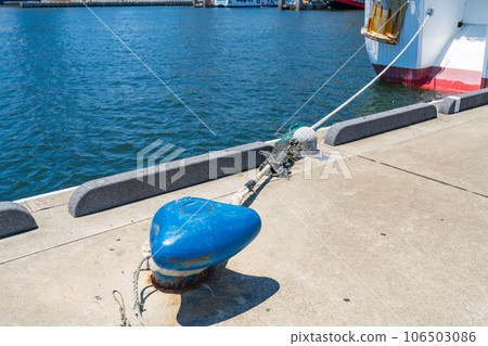 Mooring bollard at Kobe Port, Kobe City, Hyogo Prefecture 106503086