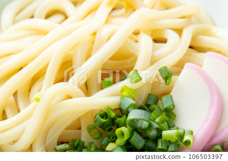 顏射烏冬面（魚糕和蔥配料）的特寫鏡頭。 106503397