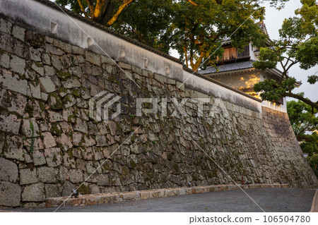 Beautiful scenery of Karasu Castle in the early morning in Okayama City, Okayama Prefecture, Japan 106504780