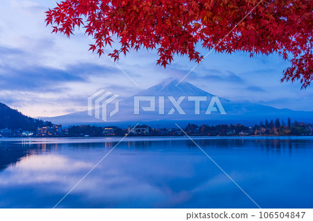 （山梨縣）河口湖畔的秋葉和黎明時分的富士山 106504847