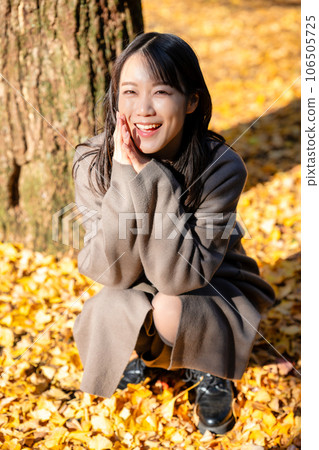 享受秋天的年輕女子葉狩獵 106505725