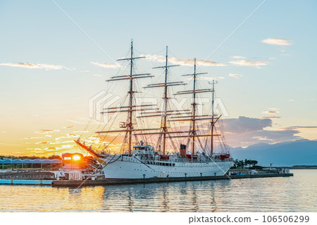 富山縣射水市富山新港，美麗的朝陽和停泊在綠洲海王丸公園的帆船海王丸 106506299