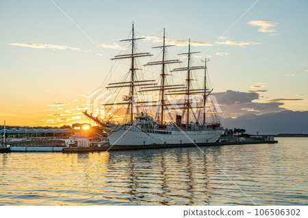 富山縣射水市富山新港，美麗的朝陽和停泊在綠洲海王丸公園的帆船海王丸 106506302
