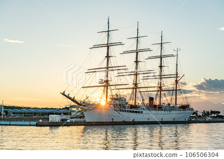 富山縣射水市富山新港，美麗的朝陽和停泊在綠洲海王丸公園的帆船海王丸 106506304