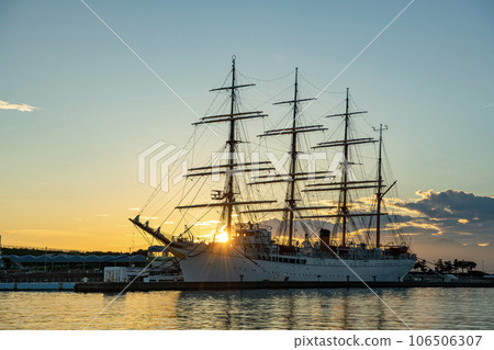 富山縣射水市富山新港，美麗的朝陽和停泊在綠洲海王丸公園的帆船海王丸 106506307