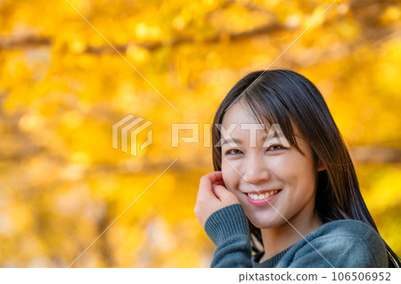 享受秋天的年輕女子葉狩獵 106506952
