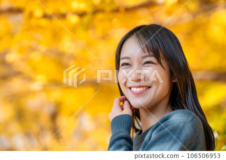 享受秋天的年輕女子葉狩獵 106506953