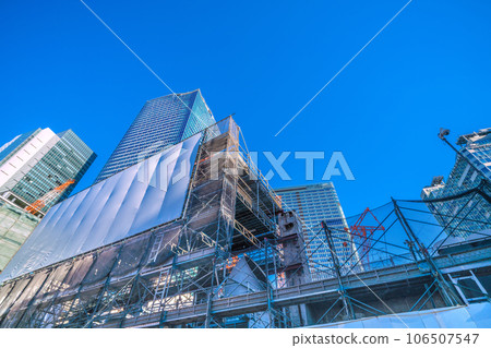 日本東京城市景觀,秋日晴朗,九月。從彩票櫃檯正面觀看澀谷站拆除工作和澀谷建築物= 1天 日本東京城市景觀,秋日晴朗,九月。從彩票櫃檯正面觀看澀谷站拆除工作和澀谷建築物= 1天 106507547