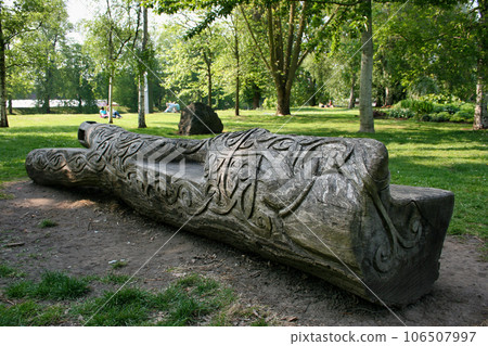 Bench carved from a tree trunk in Bute Park in Cardiff Bench carved from a tree trunk in Bute Park in Cardiff 106507997