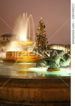 Fountain of Trafalgar Square in London at dusk during Christmas holidays 106508017