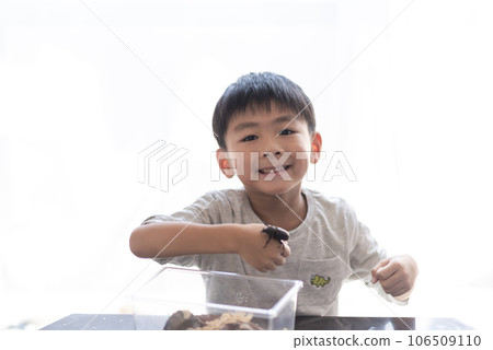 一名 6 歲男孩與一隻甲蟲 106509110