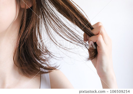 一個女人撫摸她的頭髮 一個女人撫摸她的頭髮 106509254