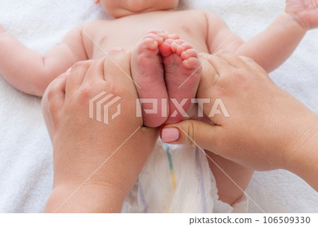Mother's touch alleviates baby's discomfort. Concept of colic relief methods 106509330