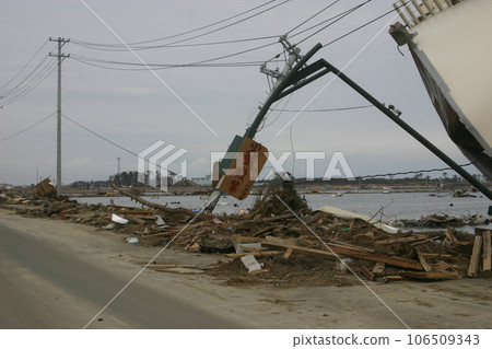 11 days after the Great East Japan Earthquake Iwanuma City, Miyagi Prefecture 106509343