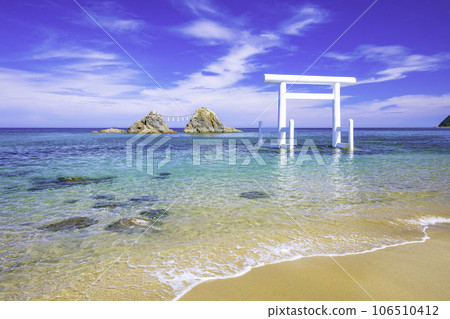 Beautiful transparent sea of Futamigaura, white torii gate and Meoto Iwa (Itoshima City, Fukuoka Prefecture) 106510412
