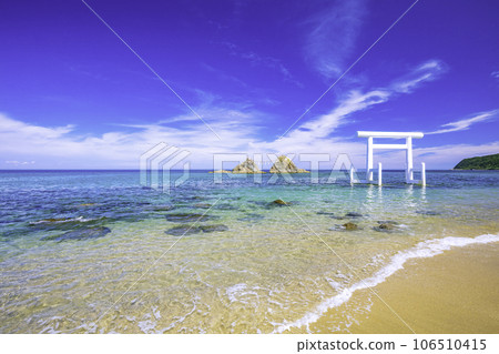 Beautiful transparent sea of Futamigaura, white torii gate and Meoto Iwa (Itoshima City, Fukuoka Prefecture) Beautiful transparent sea of Futamigaura, white torii gate and Meoto Iwa (Itoshima City, Fukuoka Prefecture) 106510415