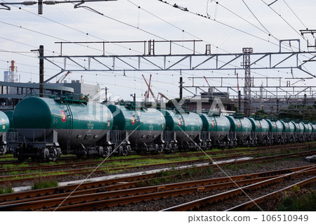 Taki 1000 train stopping at Anzen Station 106510949