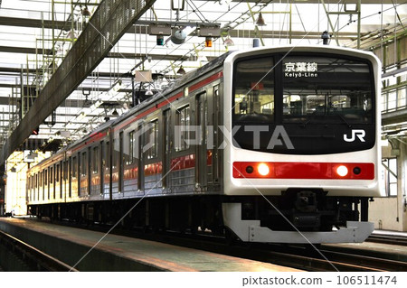 京葉線規格 205 系列 600 晚上停在車站 京葉線規格 205 系列 600 晚上停在車站 106511474