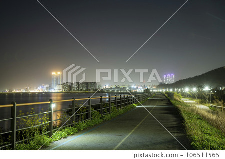 Bicycle path along Yeongsangang River Bicycle path along Yeongsangang River 106511565