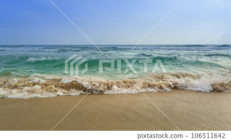 海浪拍打著沙灘和蔚藍的大海 106511642