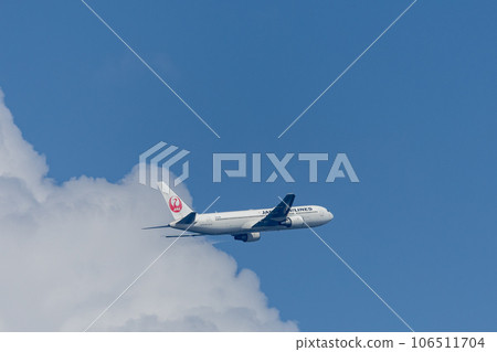 Passenger plane, JAL, Boeing 767, Japan Airlines that took off from Haneda Airport 106511704