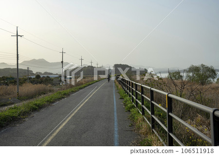 Bicycle path along Yeongsangang River 106511918