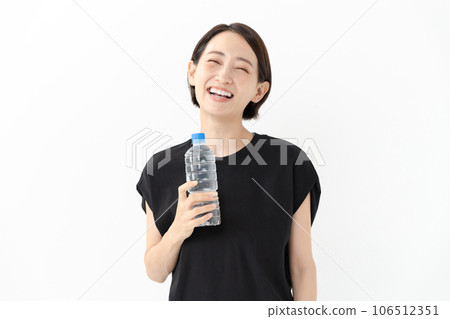 有塑料瓶的一名婦女 有塑料瓶的一名婦女 106512351
