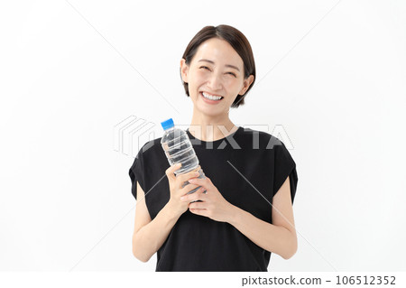 有塑料瓶的一名婦女 106512352