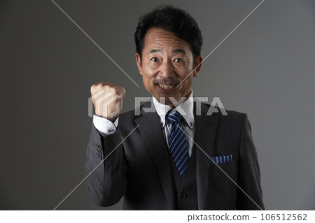 中年商人握拳，黑色背景 106512562