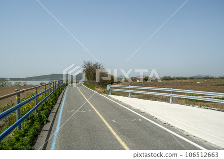 Bicycle path along Yeongsangang River 106512663