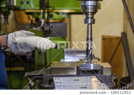 The drilling process on NC milling machine with liquid lubricant. The drilling process on NC milling machine with liquid lubricant. 106512952