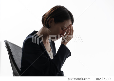 Tired business woman 106513222