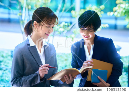 辦公室走廊開會的兩位女企業家攝影合作：LINK FOREST 106513298