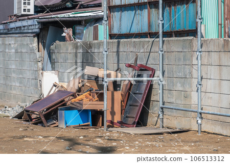 Disposal of bulky waste and remaining items before demolition work 106513312
