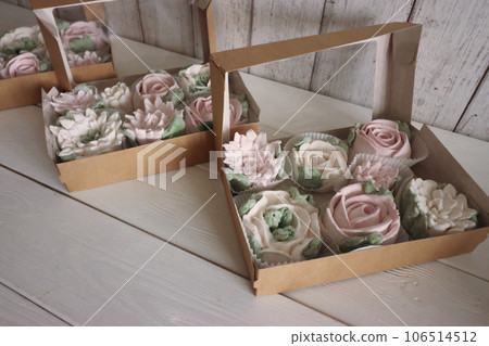 Homemade marshmallows in paper gift boxes. Zephyr flowers. The box is open. Homemade marshmallows in paper gift boxes. Zephyr flowers. The box is open. 106514512