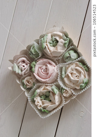 Homemade marshmallows in paper gift boxes. Zephyr flowers. The box is open. View from above. 106514523