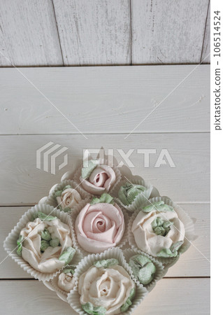 Marshmallow flowers on tray. Homemade zephyr. Close-up. View from above. 106514524