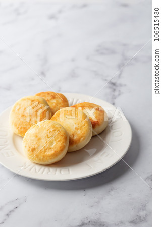 Cottage cheese pancakes or syrniki on white plate marble background. Healthy tasty breakfast, text space, copy space 106515480