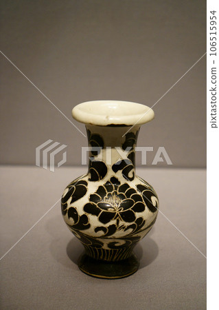 4944 White glaze black flower peony pattern bottle 106515954