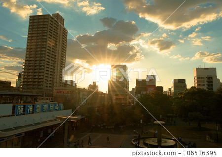 兵庫縣尼崎市被夕陽染紅的阪神尼崎站北側廣場 106516395