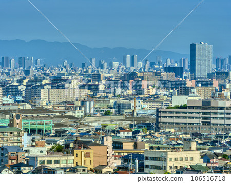 [High resolution] Cityscape of Osaka seen from a hill 106516718