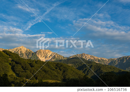白馬山脈的朝霞山脈陽光明媚的景觀素材 106516736