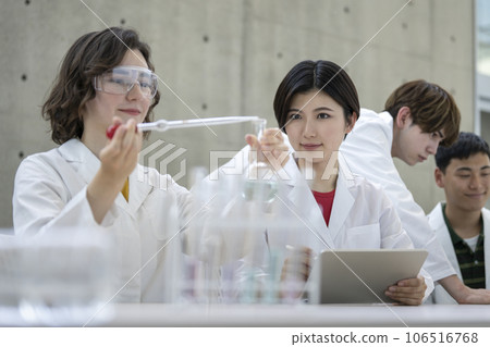 青年男女進行實驗的形象 106516768