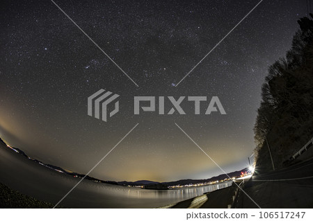 瀨戶內冬天的星空獵戶座和冬天的銀河 106517247